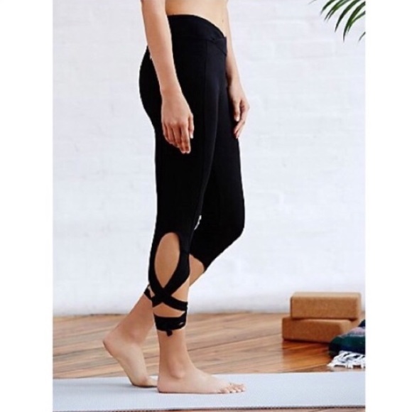 YOGA Cutout Lace-Up LEGGINGS Black Pants Movement - Picture 2 of 5